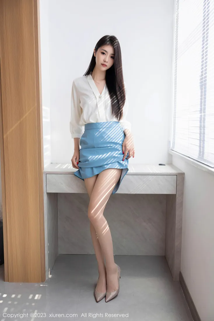 可樂Vicky手机壁纸｜职场OL穿搭背景图片 - 长腿时尚美女写真「哲风壁纸」