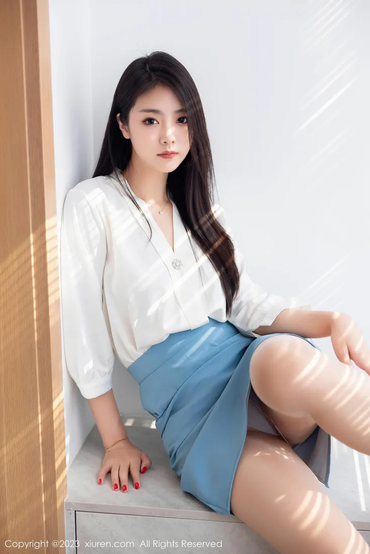 可樂Vicky手机壁纸｜职场穿搭背景图片 - 长腿美女模特「哲风壁纸」