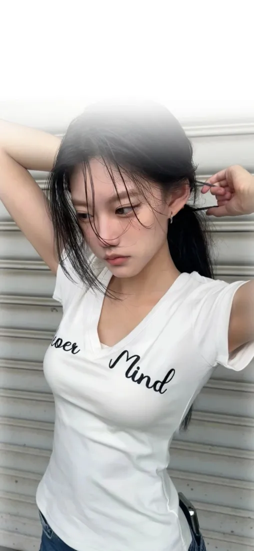 简约美女手机壁纸｜卷帘门背景图片 - 休闲清新人像「哲风壁纸」