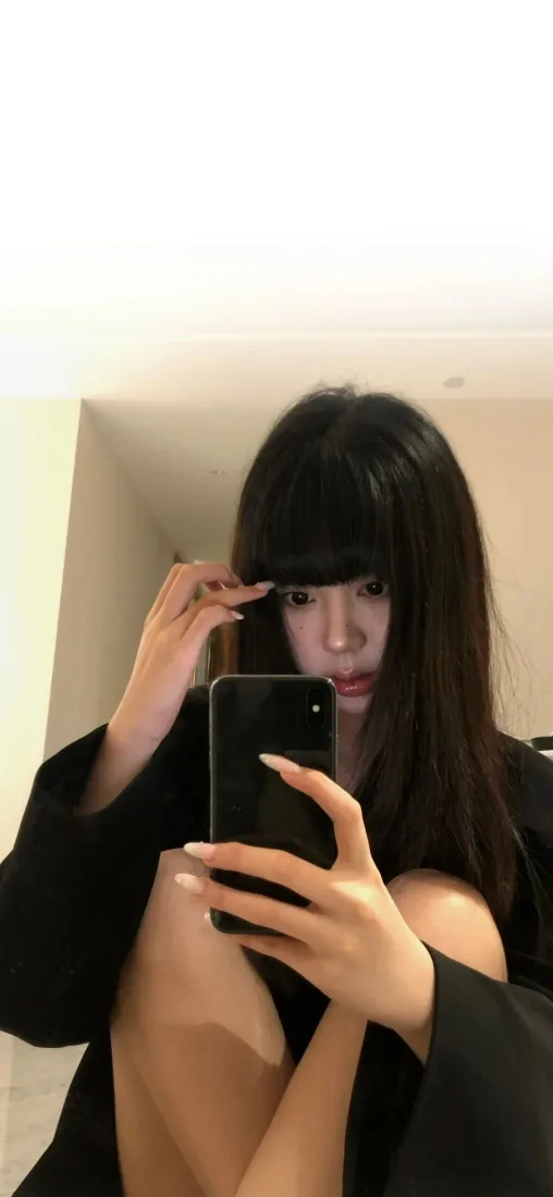 齐刘海美女手机壁纸｜对镜自拍背景图片 - 黑色上衣人像「哲风壁纸」