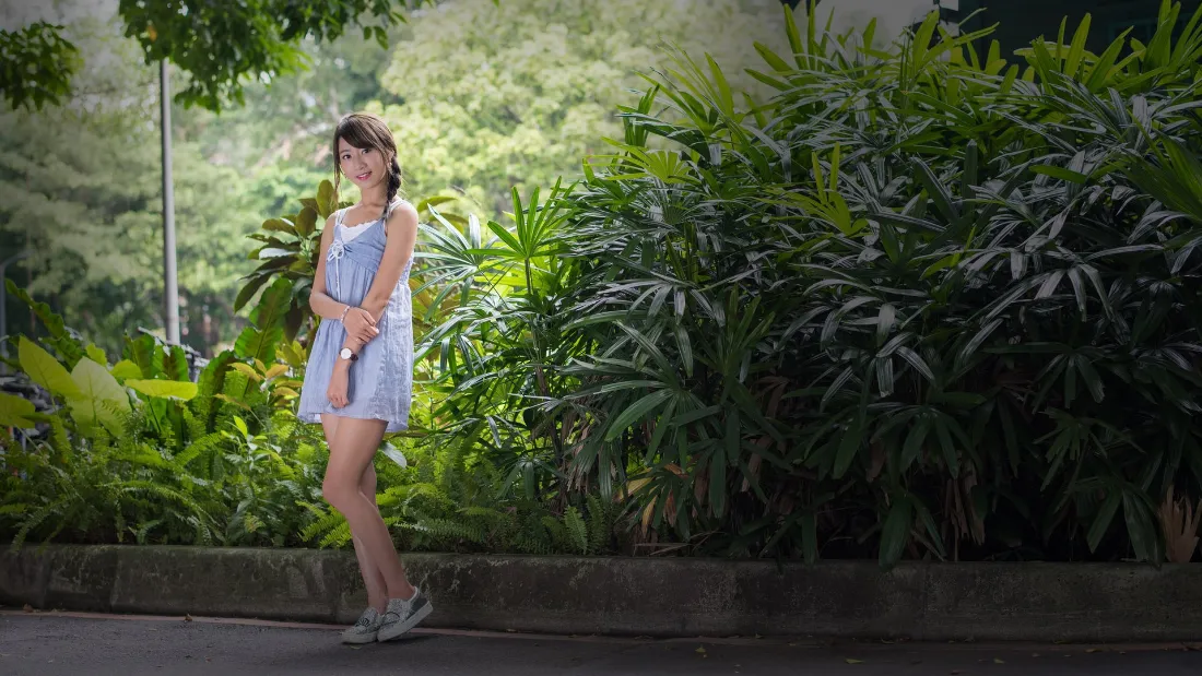 2k清纯美女壁纸｜户外绿植背景图片 - 夏日清新街拍「哲风壁纸」