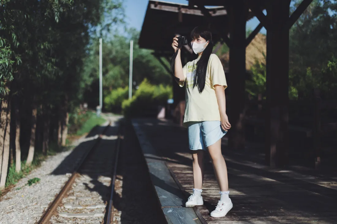 3k拍照少女壁纸｜铁轨站台背景图片 - 夏日休闲穿搭「哲风壁纸」