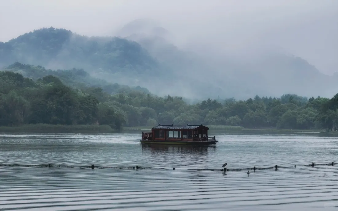 2k烟雨山水壁纸｜湖面游船背景图片 - 自然治愈风光「哲风壁纸」