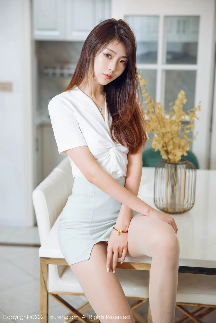 美女模特手机壁纸｜简约室内背景图片 - 时尚穿搭写真「哲风壁纸」