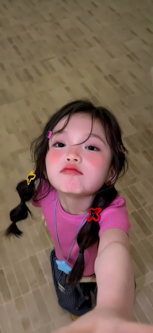 可爱小女孩手机壁纸｜木地板背景图片 - 粉衣双辫萌娃自拍「哲风壁纸」