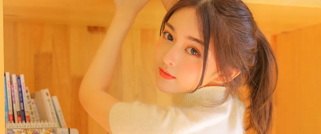 3k气质美女壁纸｜暖光居家背景图片 - 氛围感写真「哲风壁纸」