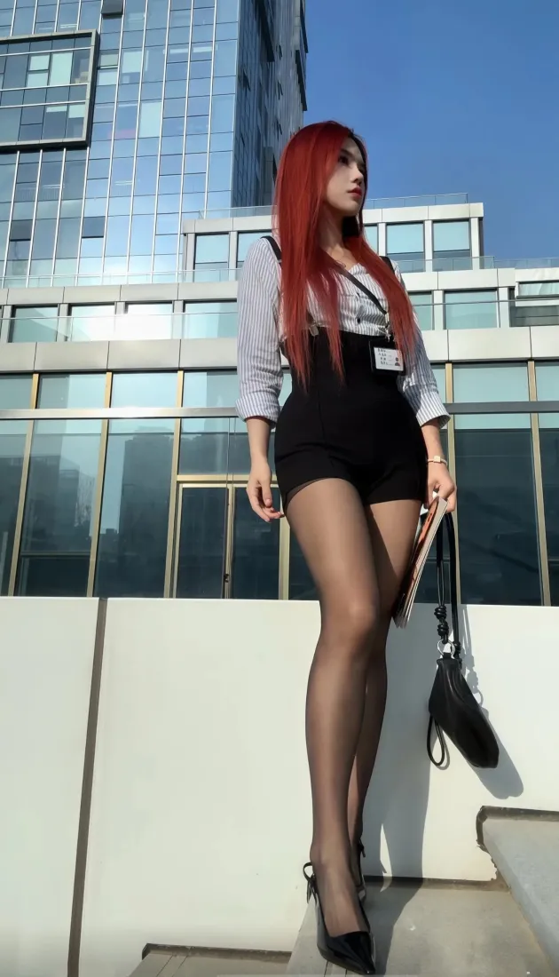 红发美女手机壁纸｜城市写字楼背景图片 - 黑丝时尚穿搭「哲风壁纸」