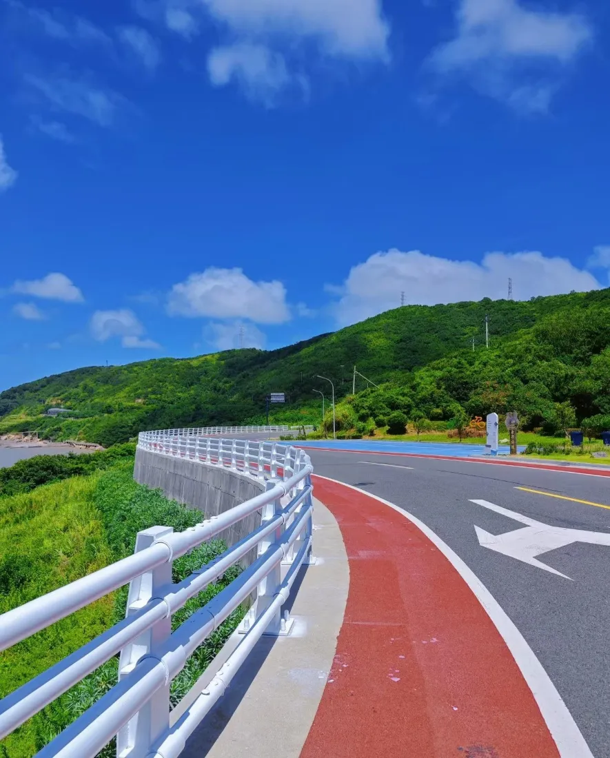 海景公路手机壁纸｜沿海环山背景图片 - 晴朗自然风光「哲风壁纸」