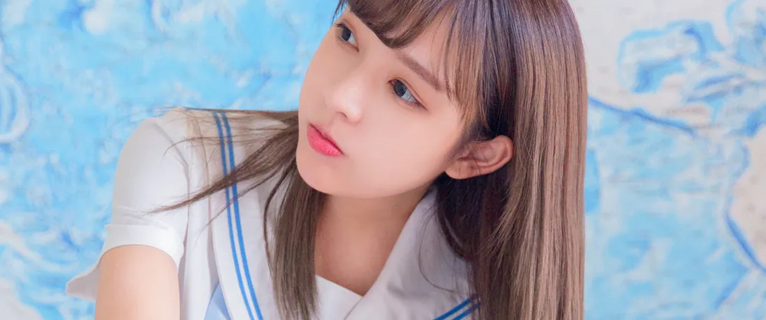 3k清纯少女壁纸｜蓝色背景图片 - 学院风甜美穿搭「哲风壁纸」