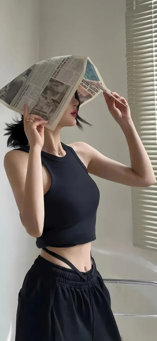 报纸遮脸美女手机壁纸｜室内光影背景图片 - 黑色系穿搭「哲风壁纸」