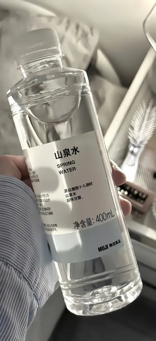 简约矿泉水手机壁纸｜手持山泉水背景图片 - 干净治愈日常「哲风壁纸」