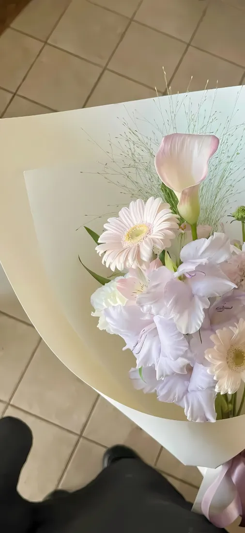 清新花束手机壁纸｜淡雅花卉背景图片 - 治愈手捧花艺「哲风壁纸」