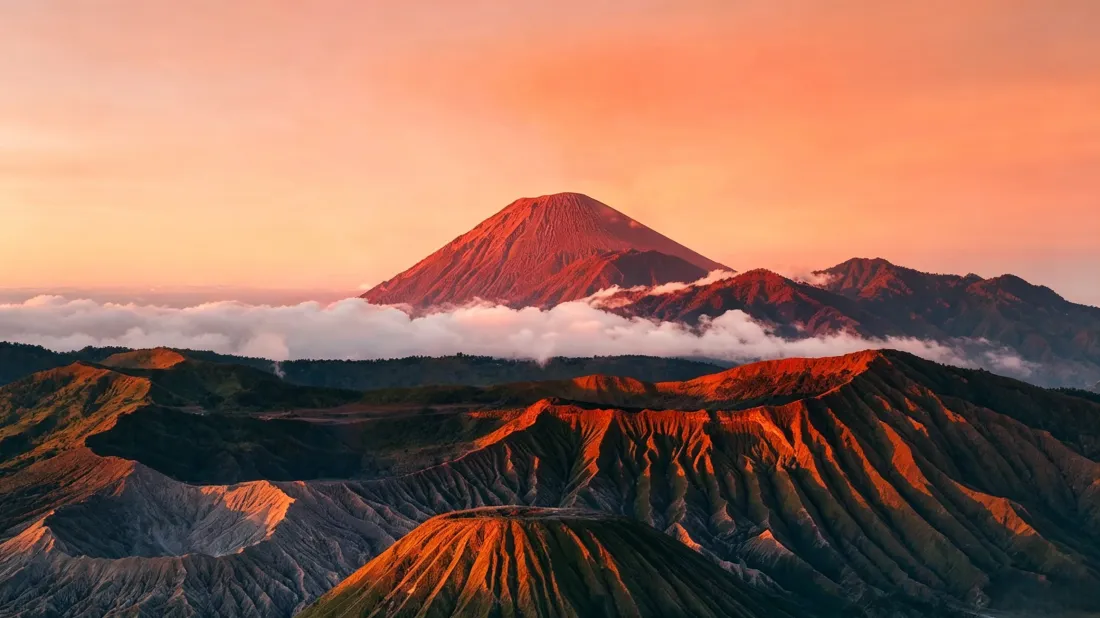 3k火山壁纸｜云海山脉背景图片 - 日出暖橙风光「哲风壁纸」