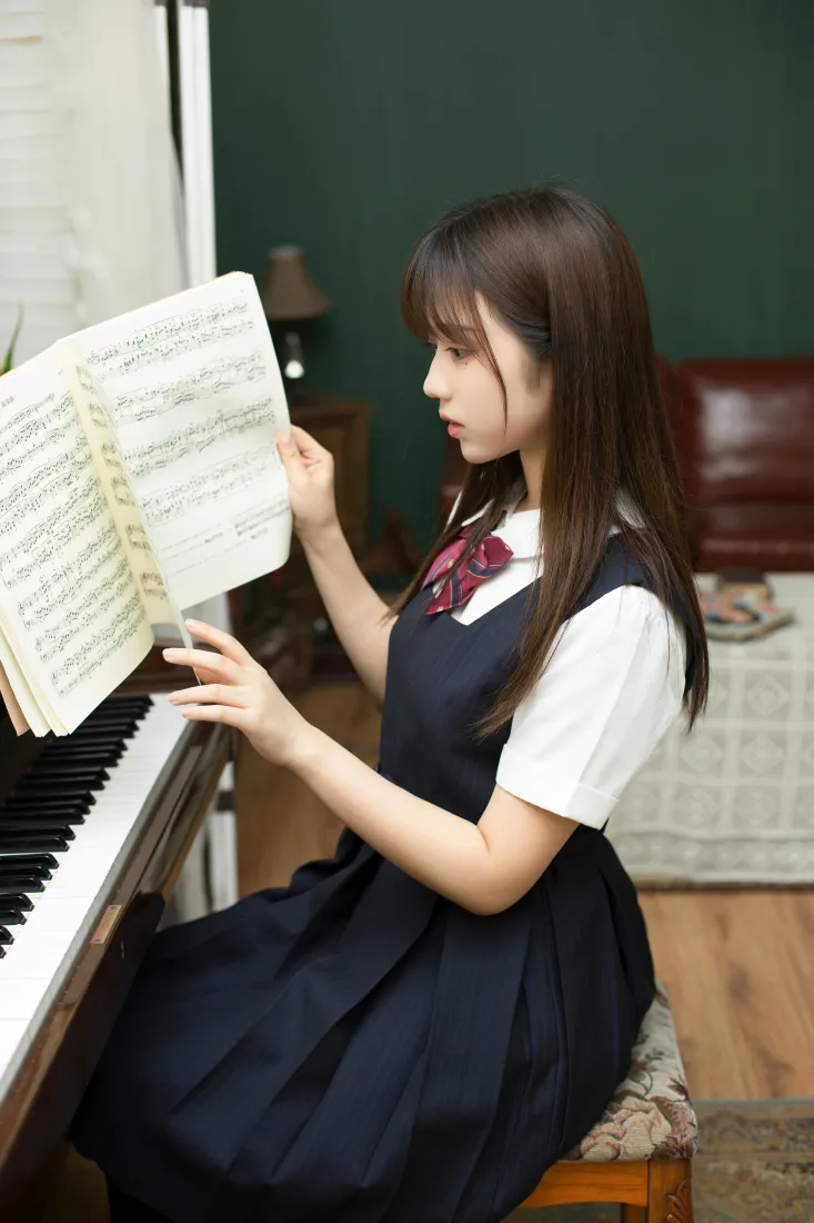 镜酱手机壁纸｜JK少女弹钢琴背景图片 - 清纯人像「哲风壁纸」
