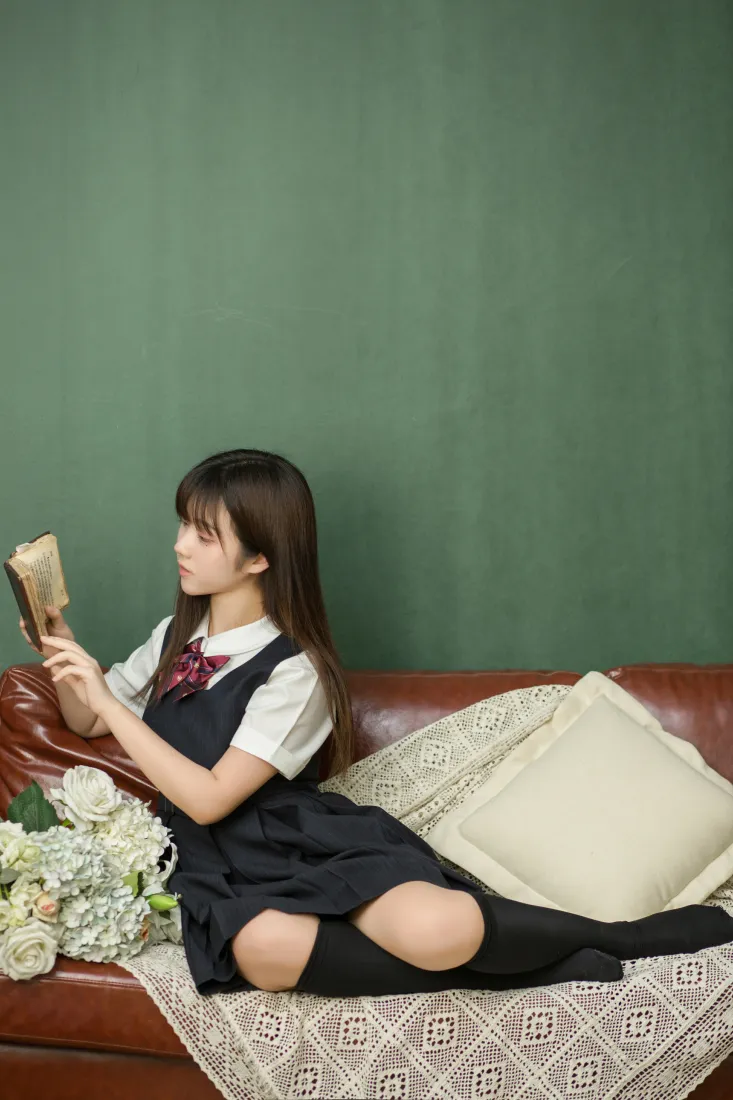 镜酱手机壁纸｜JK少女背景图片 - 清纯居家看书写真「哲风壁纸」