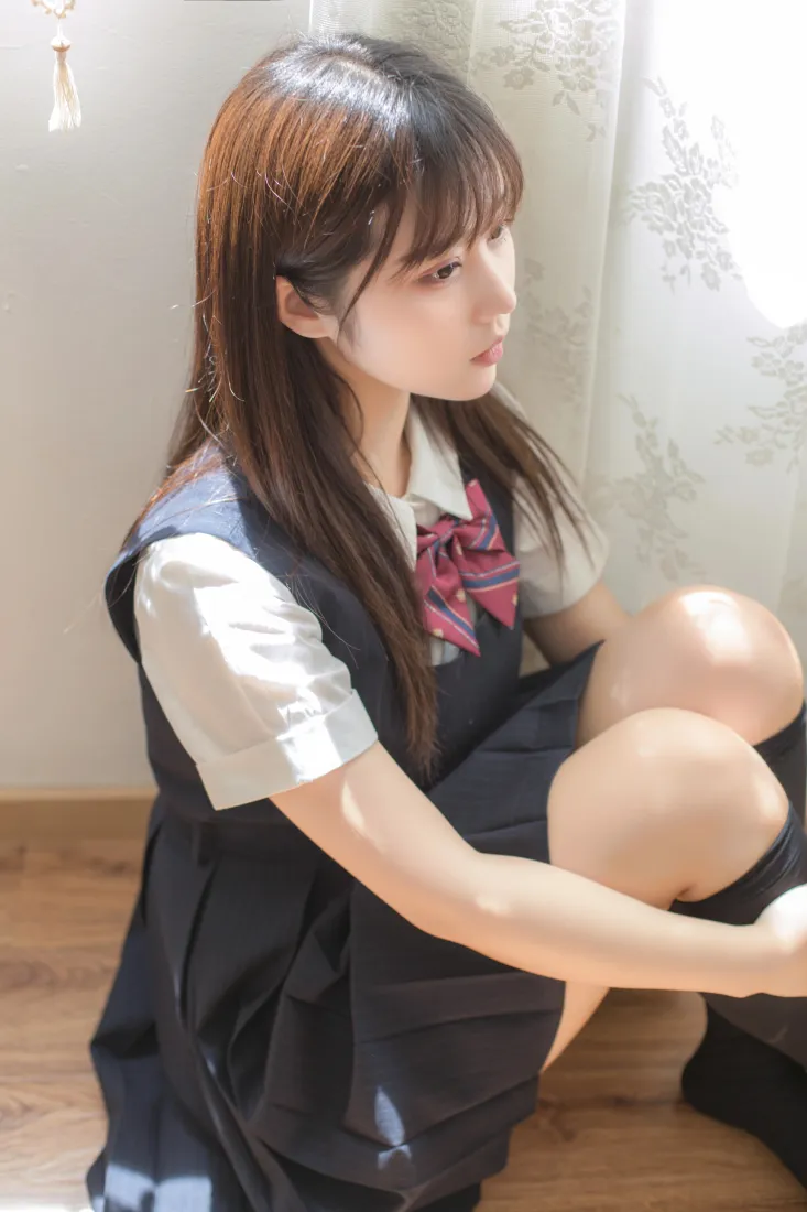 镜酱手机壁纸｜JK制服少女背景图片 - 清纯居家侧颜「哲风壁纸」