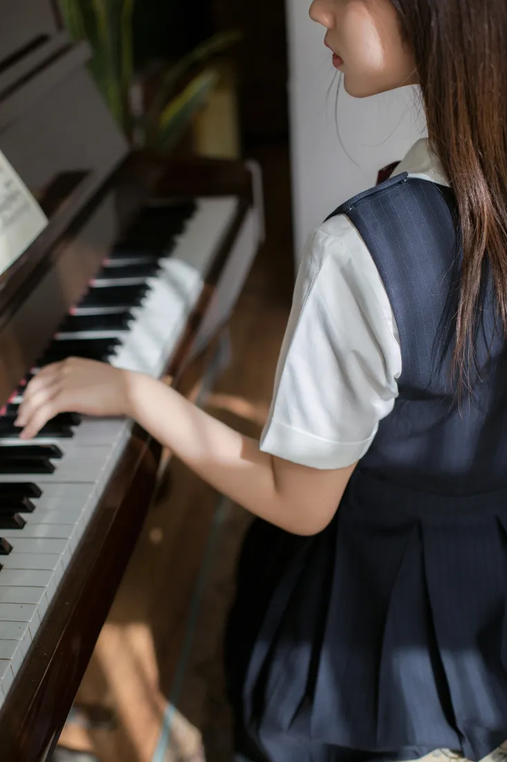 镜酱手机壁纸｜弹钢琴少女背景图片 - 清纯jk穿搭「哲风壁纸」