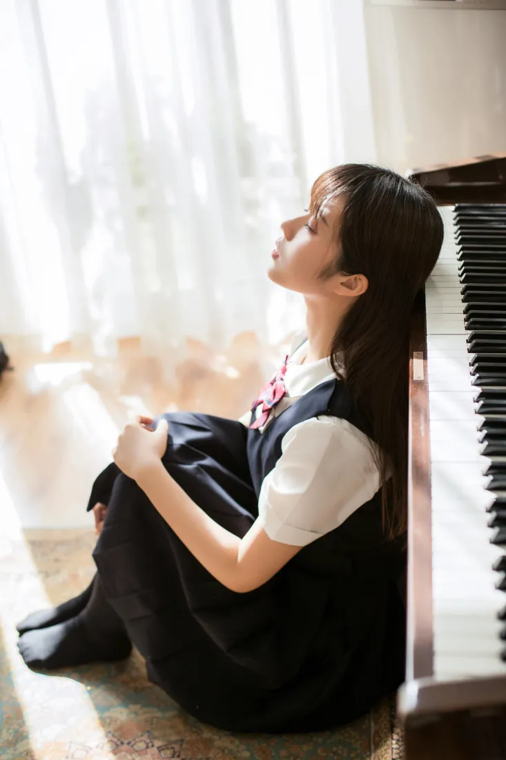 镜酱清纯JK少女手机壁纸｜钢琴旁室内背景图片 - 温柔氛围感「哲风壁纸」