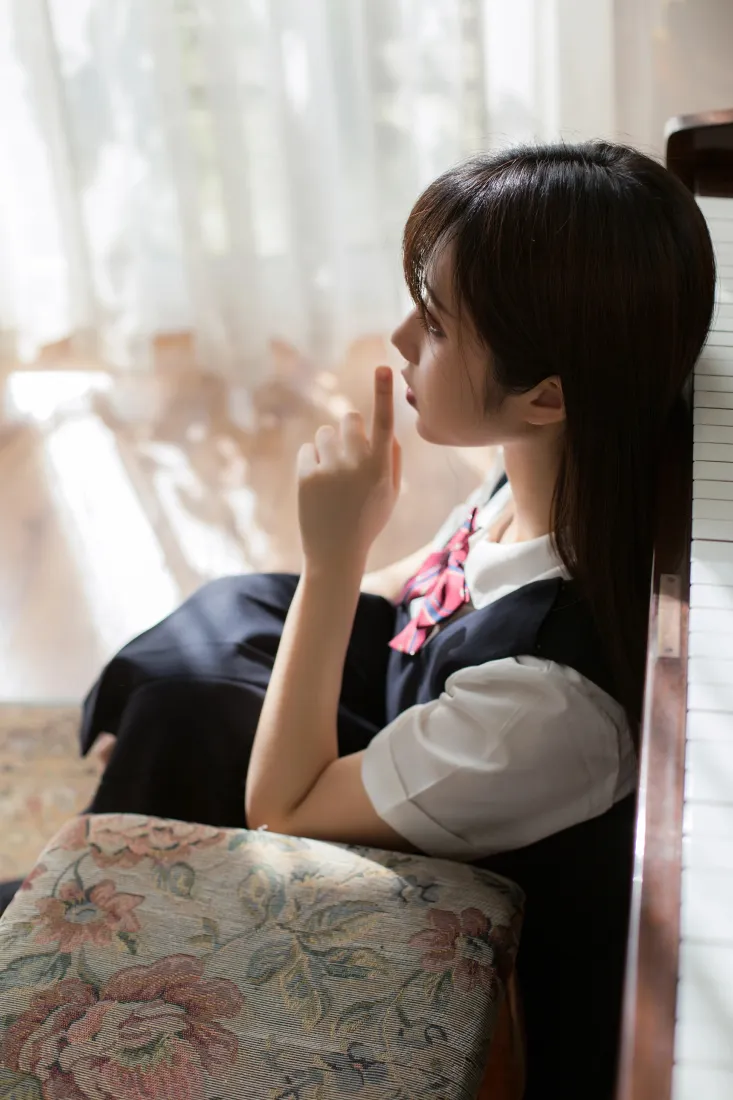 镜酱手机壁纸｜JK少女居家背景图片 - 清纯侧颜写真「哲风壁纸」