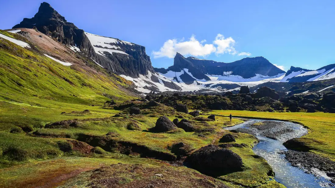 4k冰岛Stórurð壁纸｜雪山河谷草甸背景图片 - 原始自然秘境「哲风壁纸」