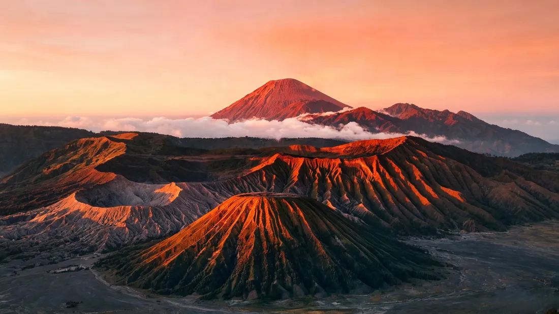 3k火山日出壁纸｜云海山脉背景图片 - 自然风景「哲风壁纸」