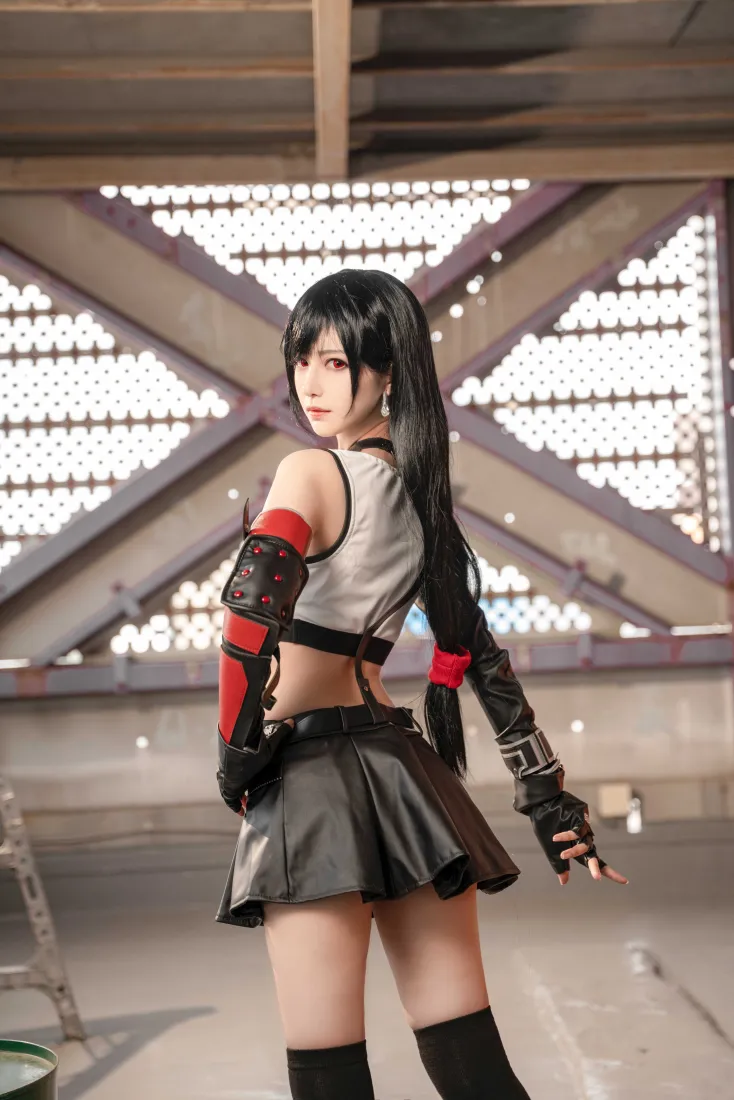 蒂法cosplay手机壁纸｜工业风背景图片 - 黑长直美女「哲风壁纸」