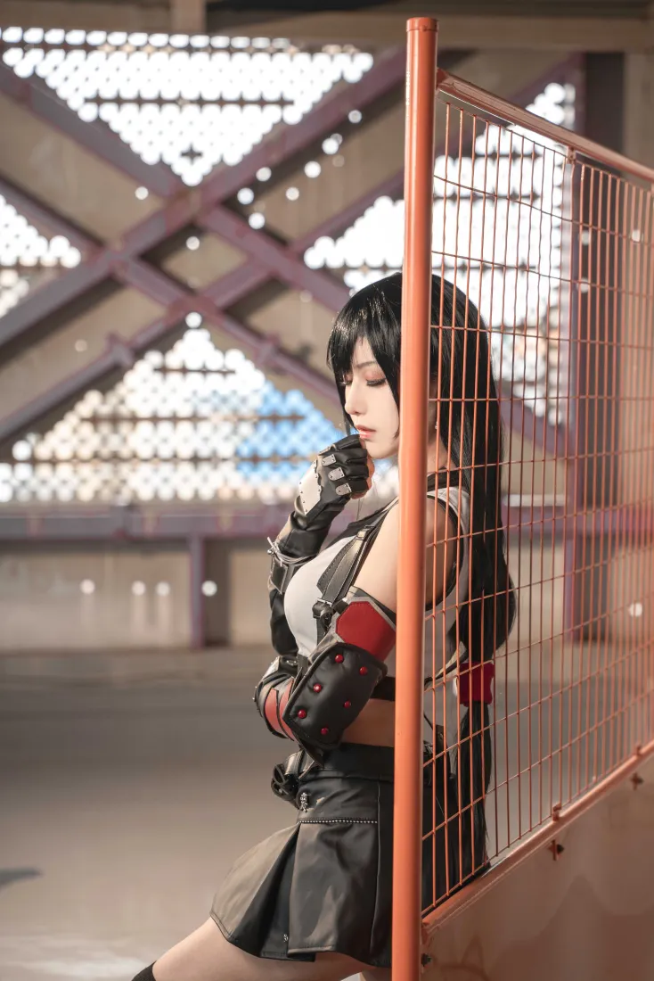 cosplay美女手机壁纸｜工业风围栏背景图片 - 酷飒辣妹人像写真「哲风壁纸」