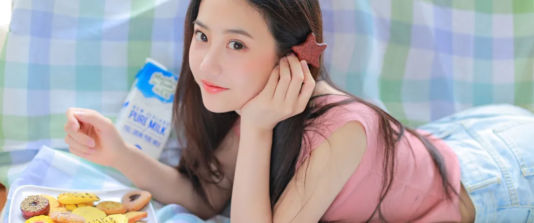 3k清纯少女壁纸｜居家格子背景图片 - 温柔休闲人像写真「哲风壁纸」