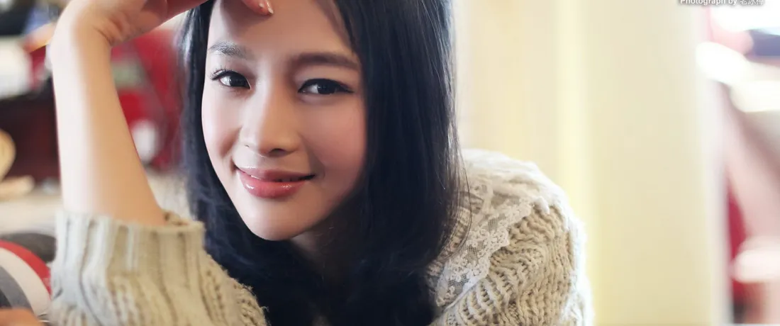 3k温婉美女壁纸｜居家温馨背景图片 - 黑长直气质微笑女生「哲风壁纸」