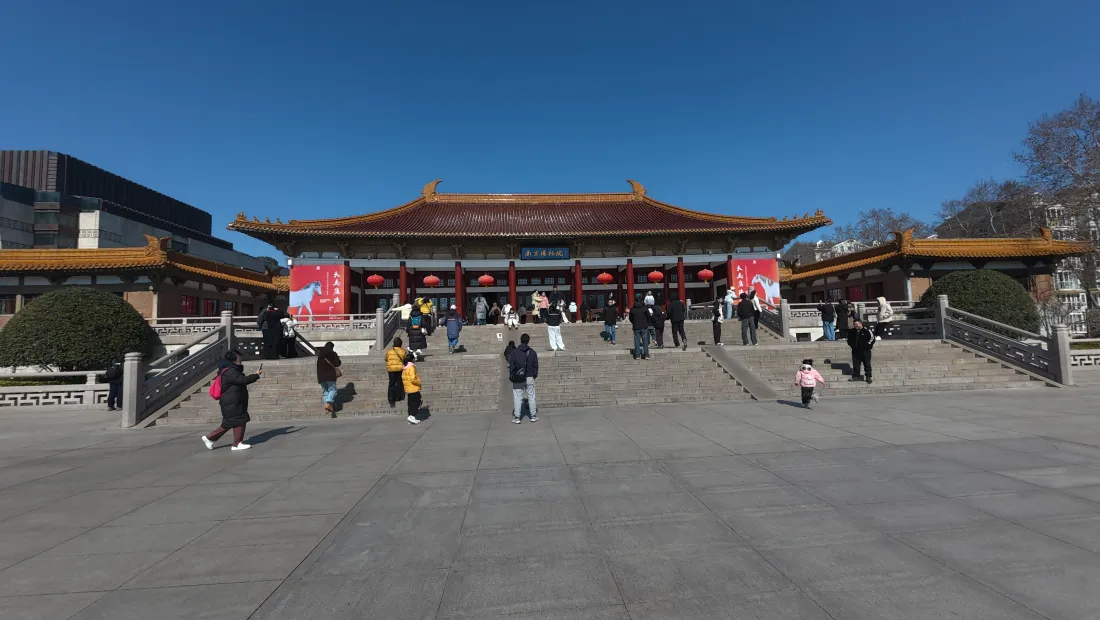 4k故宫太和门壁纸｜中式宫殿广场背景图片 - 蓝天游客观景「哲风壁纸」