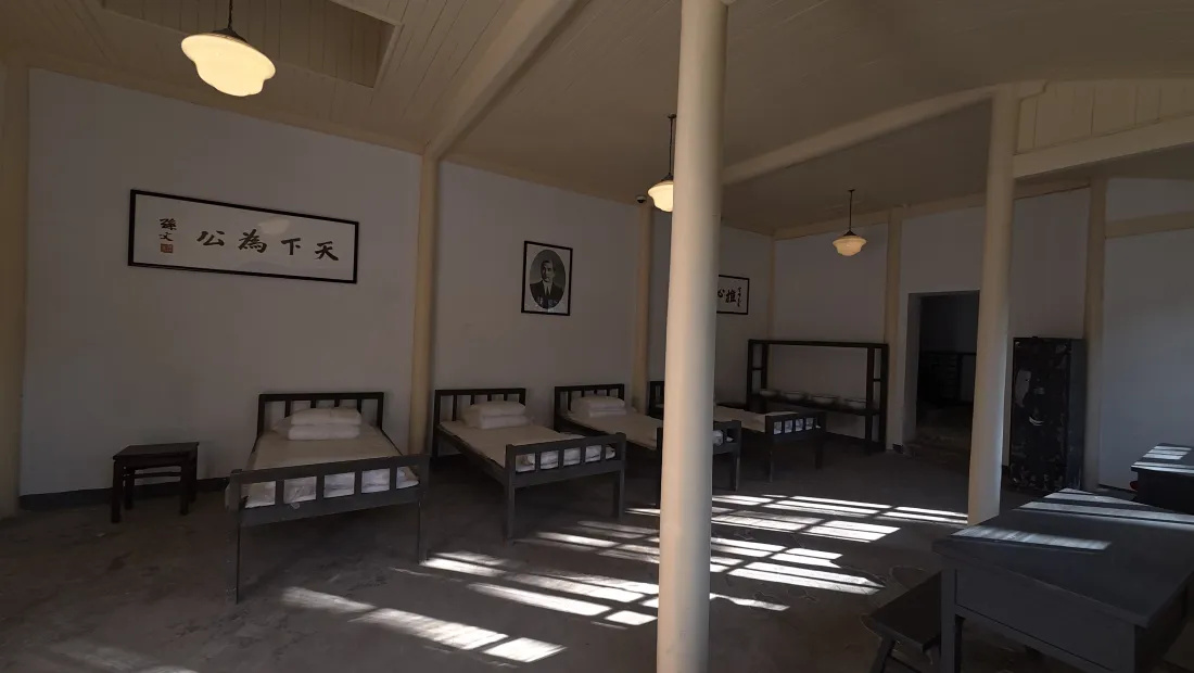 4k老式集体宿舍壁纸｜复古室内背景图片 - 阳光光影老旧寝室「哲风壁纸」