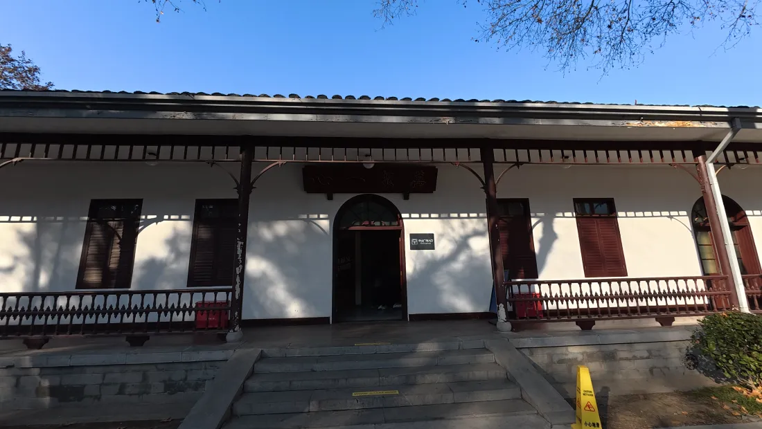 4k中式古建筑壁纸｜传统院落背景图片 - 蓝天树荫石阶「哲风壁纸」