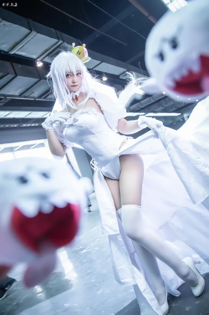 幽灵姬手机壁纸｜蜜汁猫裘白丝cosplay背景图片 - 漫展实拍「哲风壁纸」