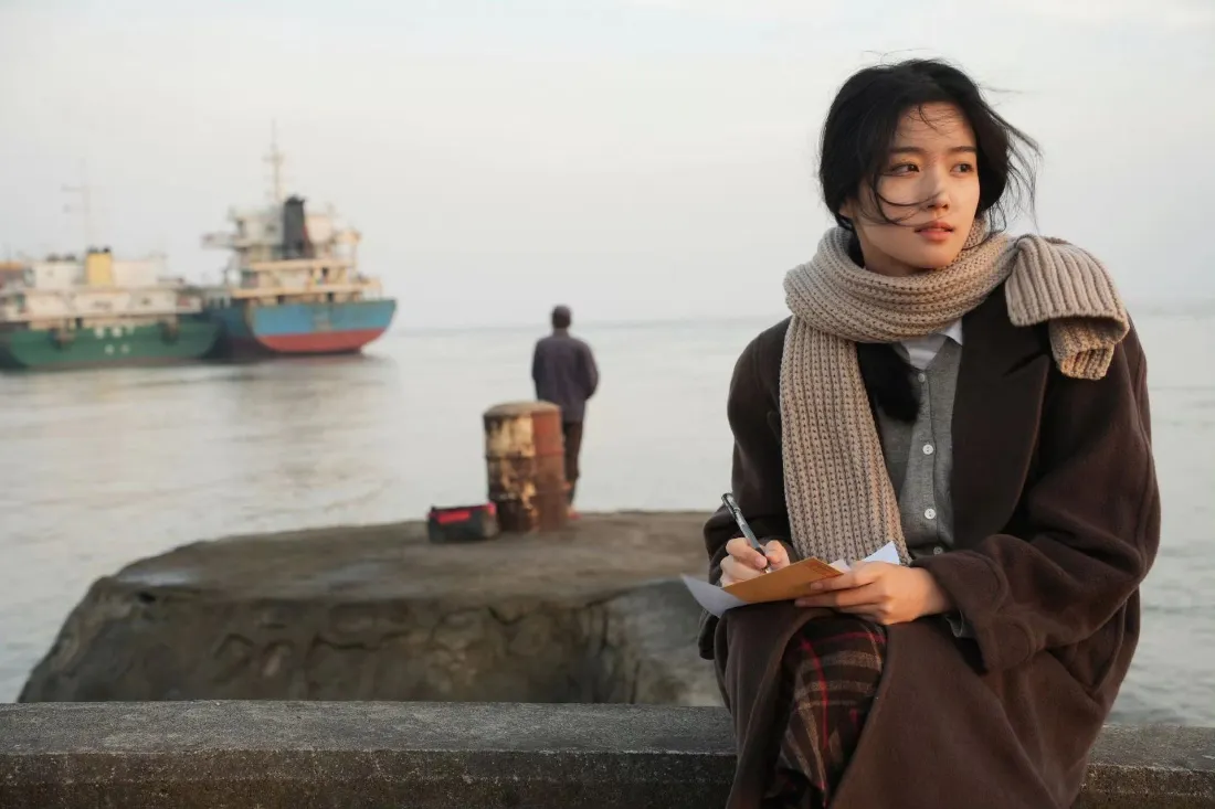 2k短发女生壁纸｜港口海边背景图片 - 码头轮船氛围感人像「哲风壁纸」