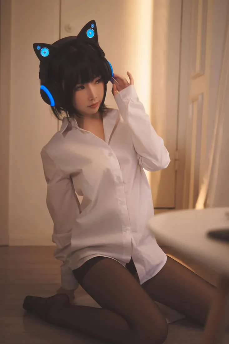 面饼仙儿手机壁纸｜居家暖光背景图片 - 猫耳耳机白衬衫少女「哲风壁纸」