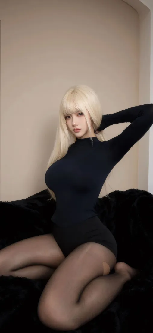 金发美女手机壁纸｜黑色紧身衣背景图片 - 居家时尚人像「哲风壁纸」