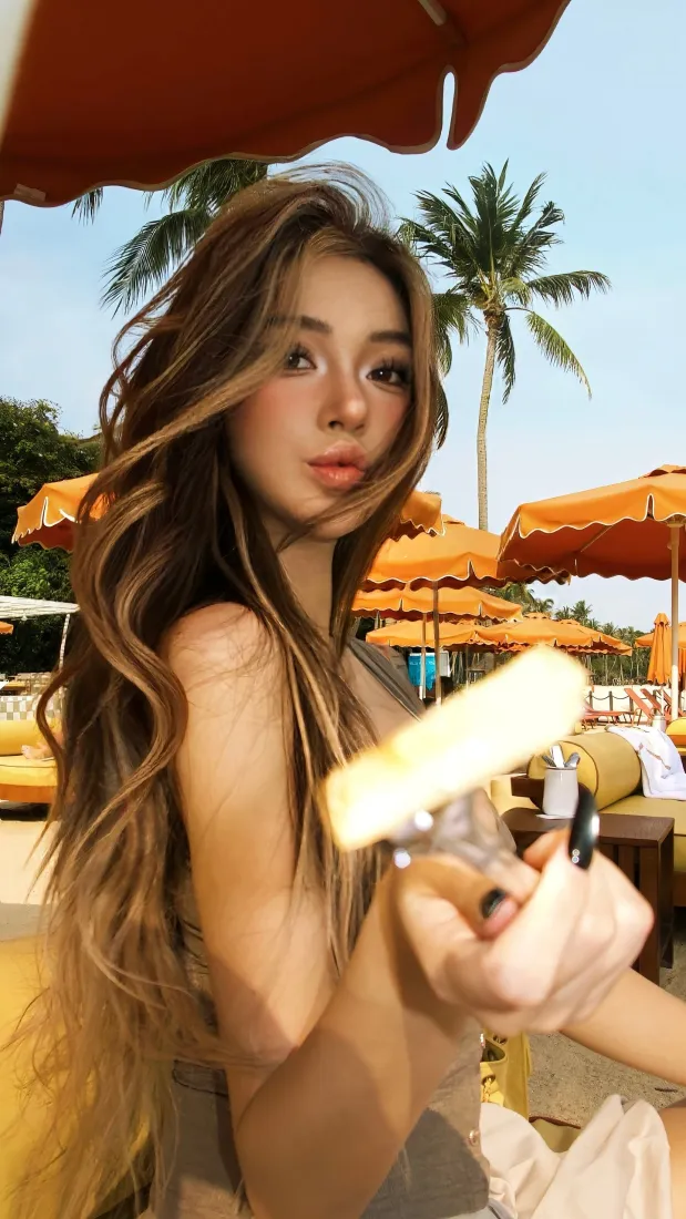 卷发美女手机壁纸｜沙滩度假背景图片 - 夏日户外写真「哲风壁纸」