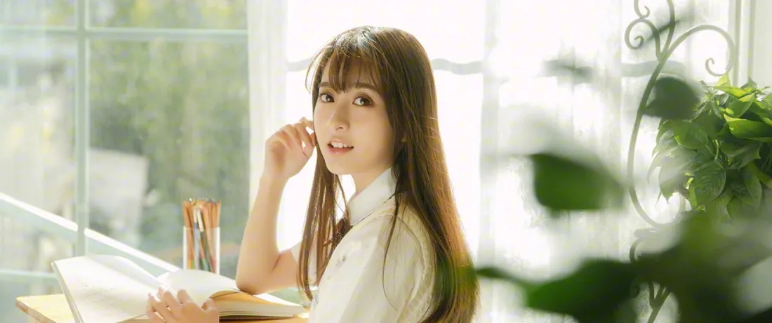 3k清纯少女壁纸｜窗边绿植背景图片 - 阳光看书女生「哲风壁纸」