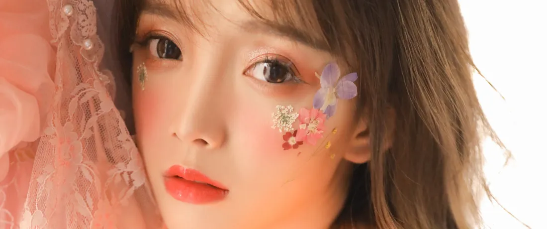 3k甜美少女壁纸｜粉色纱衣背景图片 - 脸部贴花精致妆容「哲风壁纸」