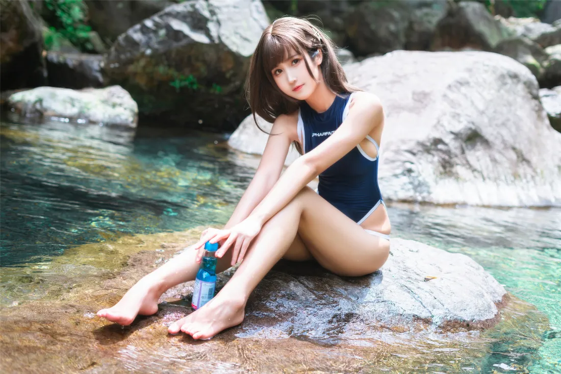 3k死库水美女壁纸｜夏日溪流岩石背景图片 - 文静长腿少女「哲风壁纸」