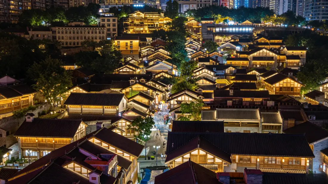 3k城市古街夜景壁纸｜中式民居群背景图片 - 暖光俯瞰「哲风壁纸」