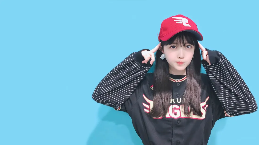 2k清冷感美女壁纸｜纯蓝背景图片 - 甜酷红帽少女「哲风壁纸」
