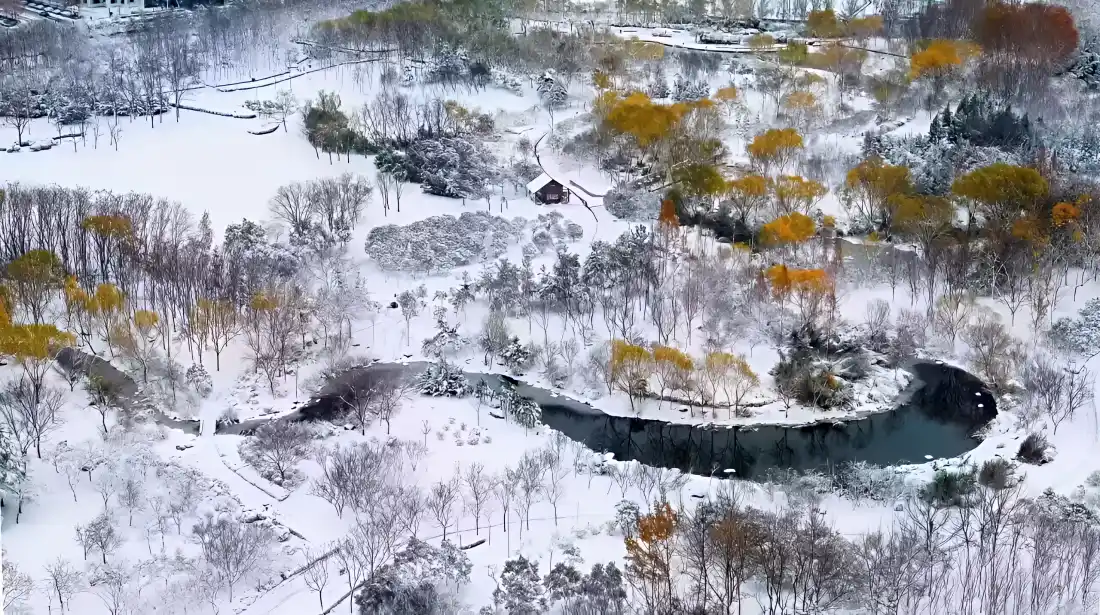 3k雪景古画壁纸｜冬日森林河流背景图片 - 写实白描「哲风壁纸」