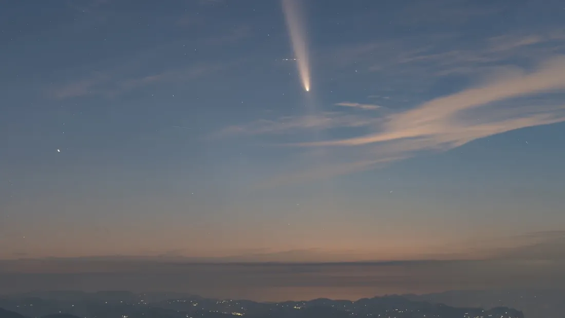 4k马斯克星舰坠毁壁纸｜黄昏天空背景图片 - 流星状尾迹「哲风壁纸」