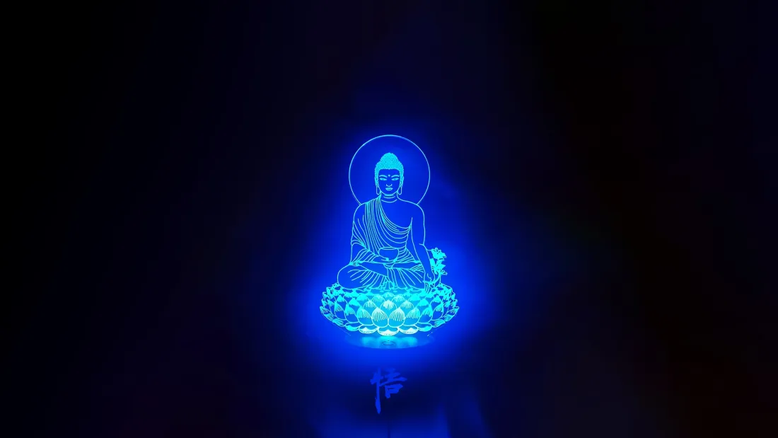 4k佛像壁纸｜蓝色发光背景图片 - 禅意打坐莲花座光影「哲风壁纸」
