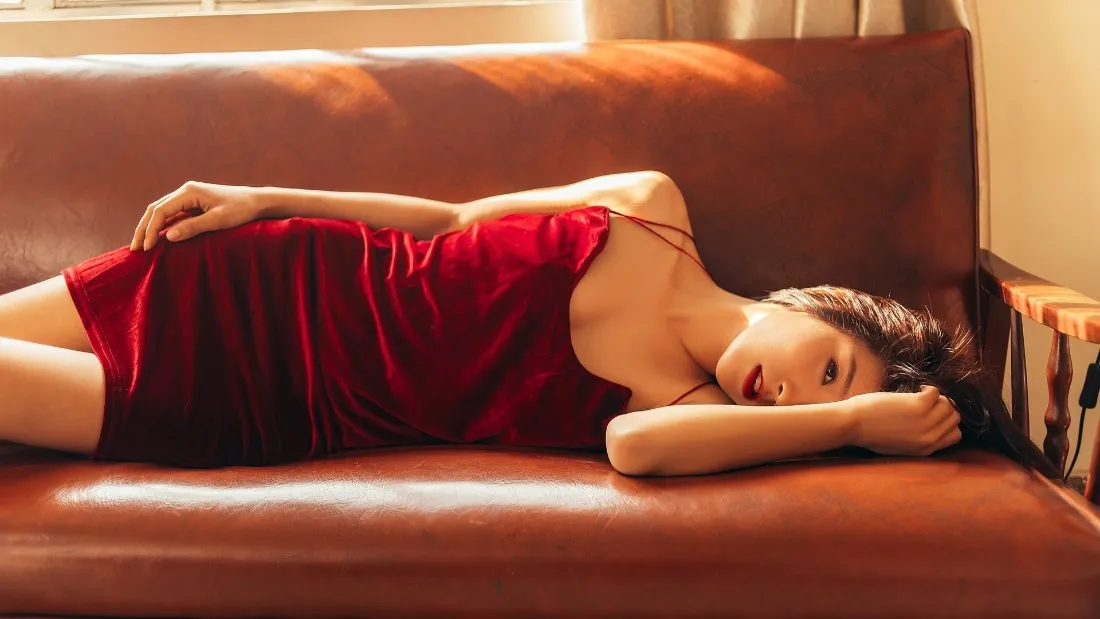2k红衣美女壁纸｜居家沙发背景图片 - 慵懒氛围感人像「哲风壁纸」