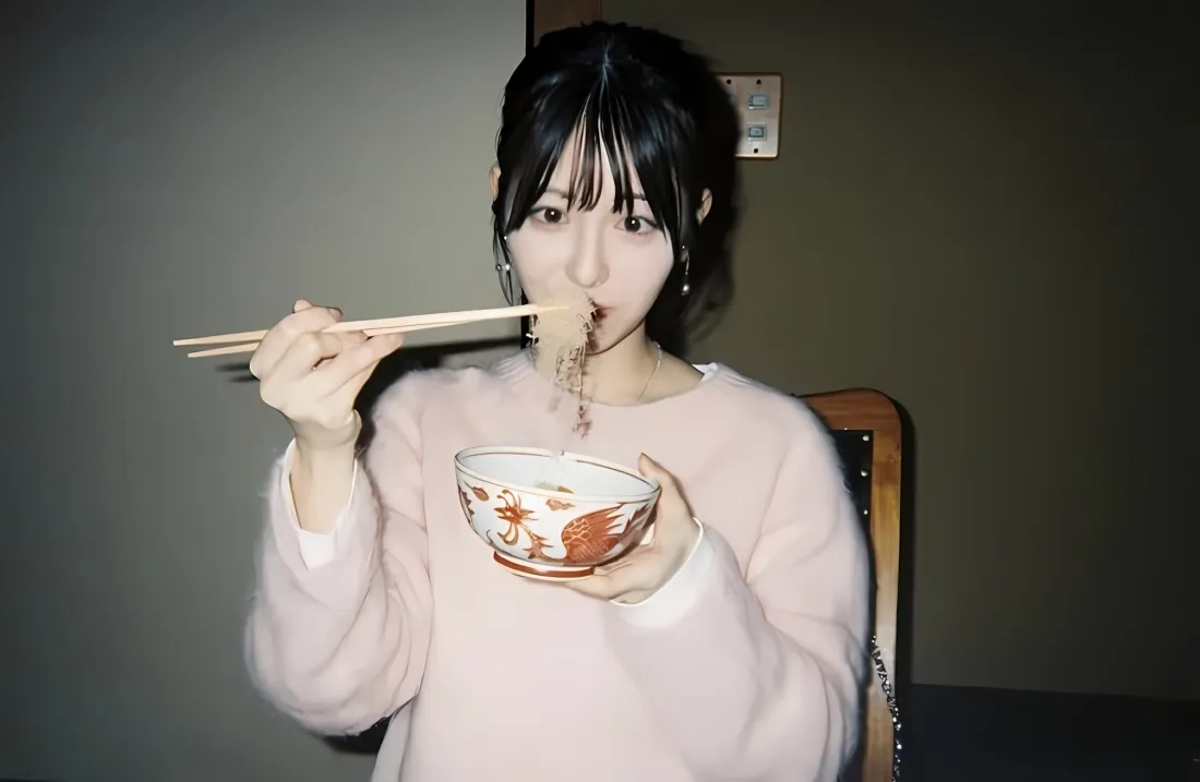 2k滨边美波壁纸｜居家吃面背景图片 - 甜美日系美女「哲风壁纸」