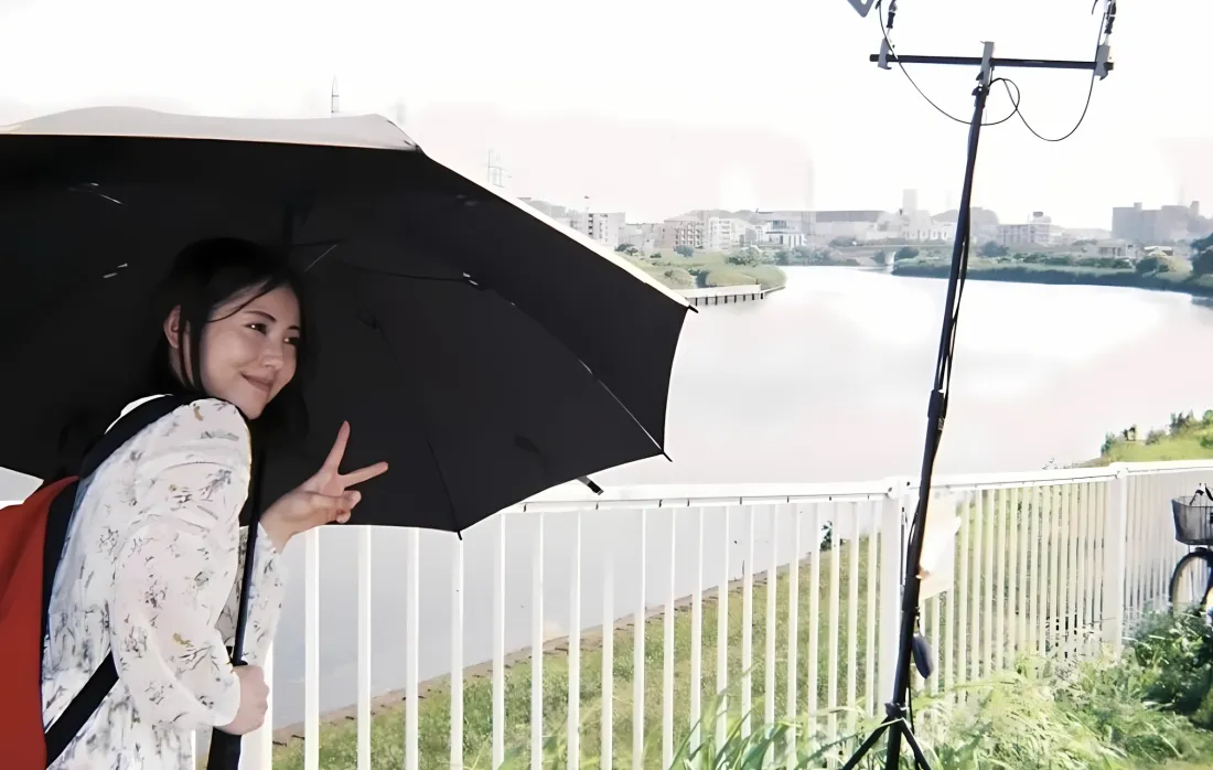 2k滨边美波壁纸｜雨天湖边背景图片 - 甜美户外写真「哲风壁纸」