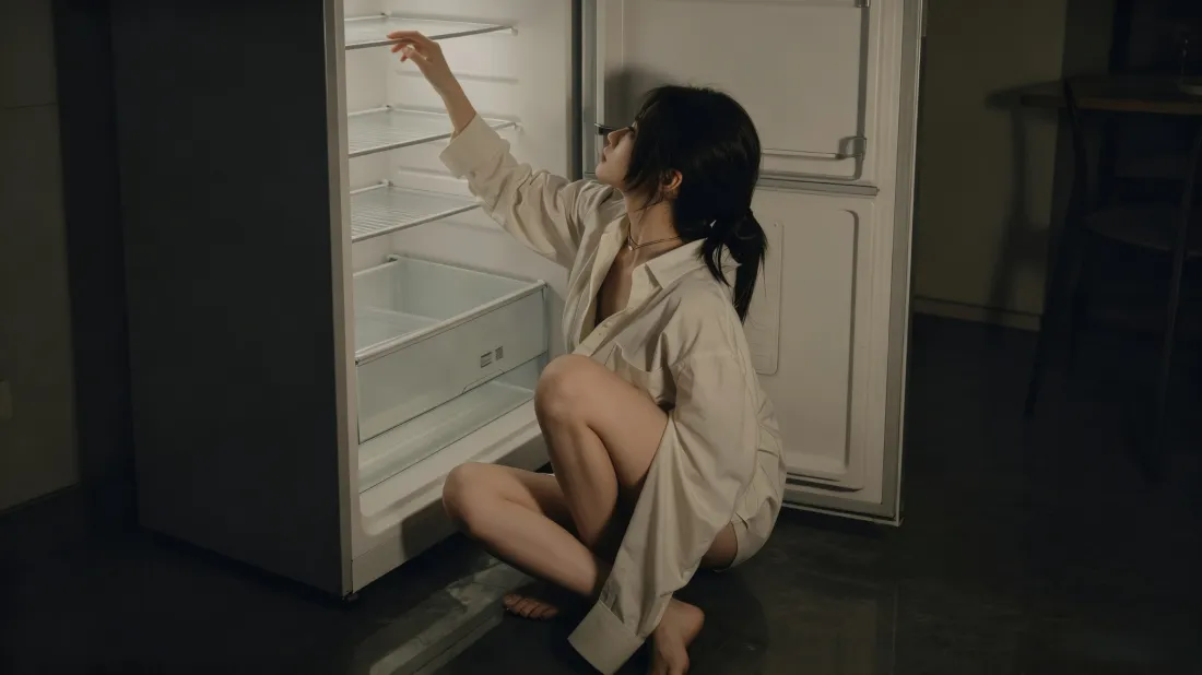 3k氛围感女生壁纸｜夜晚居家冰箱背景图片 - 慵懒风写真「哲风壁纸」