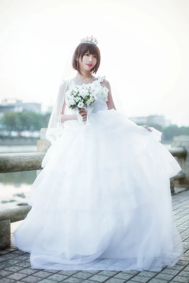 加藤惠cos手机壁纸｜白色婚纱户外背景图片 - 鳗鱼霏儿「哲风壁纸」